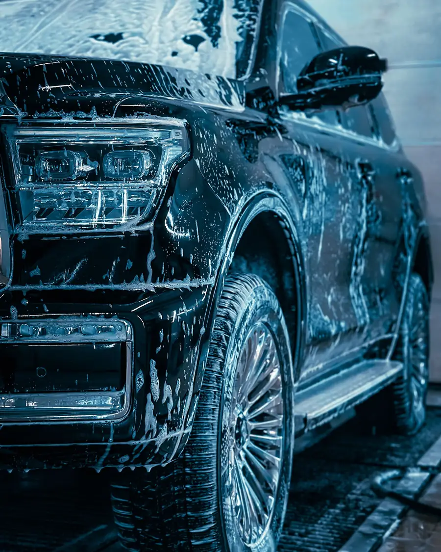 Снимка: Bulat843 Джип с активна пяна в автомивка